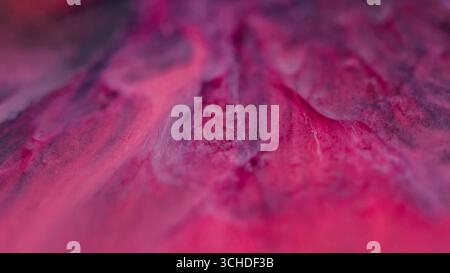 Texture liquide. Diffusez Peinture chimique colorée rose violet flou dans le mélange de marbre fluide d'eau se répandant sur fond abstrait. Banque D'Images