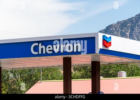 Provo, Utah, États-Unis — 1er septembre 2025 : un auvent de station-service Chevron est photographié avec un terrain montagneux visible en arrière-plan. Banque D'Images