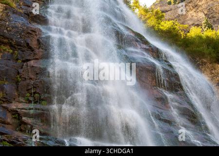Provo, Utah — 1er septembre 2025 : Bridal Veil Falls plonge sur des falaises escarpées, encadrées par une végétation clairsemée et des rochers exposés dans le pittoresque Provo Canyon. Banque D'Images