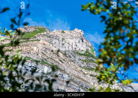 Provo, Utah — 1er septembre 2025 : les pentes accidentées et les formations rocheuses stratifiées encadrent le terrain près de Bridal Veil Falls, sous un ciel bleu clair. Banque D'Images