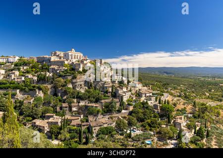 Vue panoramique sur Gordes, un village pittoresque perché sur une colline dans la région du Luberon en Provence, France, montrant ses charmantes maisons en pierre, lus Banque D'Images