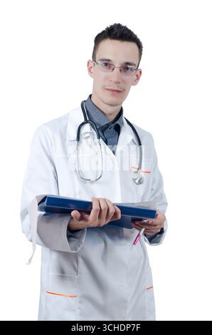 Jeune médecin masculin dans des lunettes, debout avec un stylo à bille à la main et ECG. En regardant la caméra. Isolé sur blanc Banque D'Images