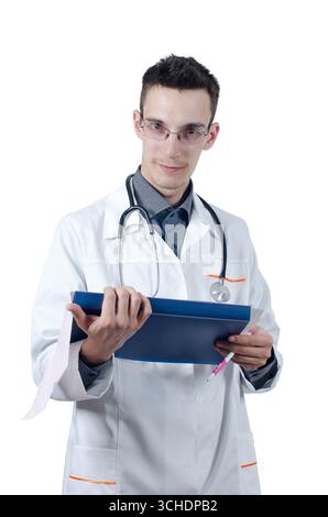 Jeune médecin masculin dans des lunettes, debout avec un stylo à bille à la main et ECG. En regardant la caméra. Isolé sur blanc Banque D'Images