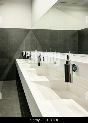 Salle de bains moderne avec plusieurs lavabos et miroirs Banque D'Images