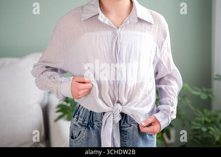 La femme portait un t-shirt grondé. Banque D'Images