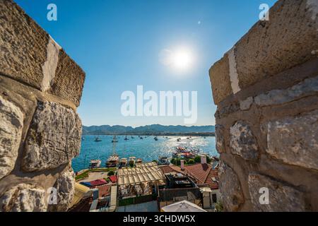 Vue panoramique sur le port de Marmaris et les vieilles maisons de ville depuis le château Banque D'Images