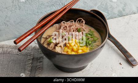 Ramen avec maïs et champignons shiitake Banque D'Images