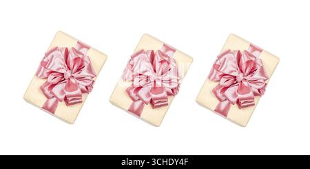 Boîtes-cadeaux écologiques enveloppées dans du papier kraft et décorées avec des rubans de satin isolés sur fond blanc. Concept de salutation, meilleurs voeux, pose plate, Banque D'Images