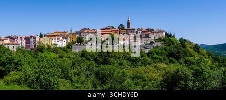 Vue panoramique sur la ville médiévale de Labin, située sur une colline. Banque D'Images