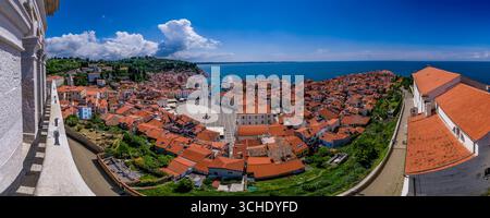 Vue aérienne panoramique des maisons et de la place Piazza Tartini de la ville de Piran, vue depuis le clocher de l'église paroissiale de George. Banque D'Images