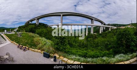 Vue panoramique sur le viaduc de Črni Kal, le plus long et le plus haut viaduc de Slovénie avec un deuxième viaduc pour chemin de fer en construction. Banque D'Images