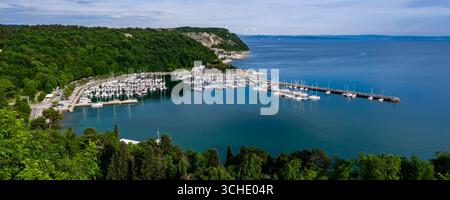 Vue aérienne panoramique sur le port de plaisance de la petite ville côtière de Castelreggio. Banque D'Images