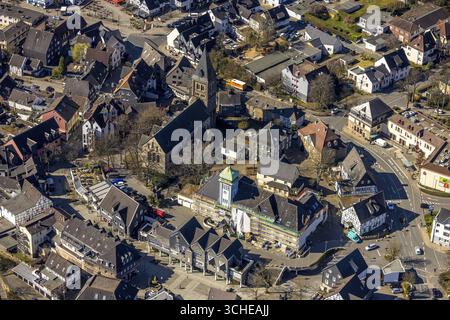 Vue aérienne, mairie dans le vieux chantier de construction de ville avec rénovation et façade de maison couverte avec échafaudage, collégiale protestante équipée Marie Banque D'Images