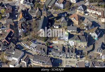Vue aérienne, mairie dans le vieux chantier de construction de ville avec rénovation et façade de maison couverte avec échafaudage, collégiale protestante équipée Marie Banque D'Images