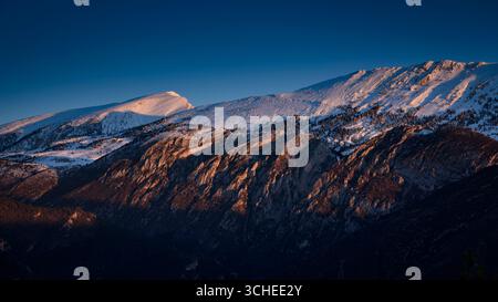 Lever de soleil sur la Serra del Cadí face sud après une chute de neige (Berguedà, Catalogne, Espagne, Pyrénées) ESP : Amanecer sobre la cara sur de la Serra de Cadí Banque D'Images
