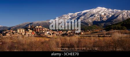 Tosa d'Alp montagne enneigée et Bellver de Cerdanya village dans un après-midi d'hiver, Catalogne Espagne Pyrénées ESP : Tosa d'Alp nevada y Bellver de Cerdanya Banque D'Images