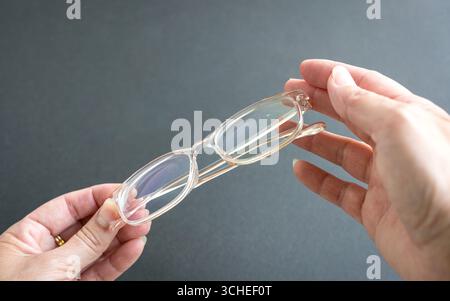 Femme tenant des lunettes. Vue rapprochée. Banque D'Images
