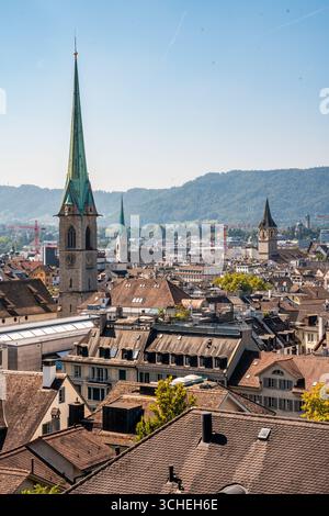 Vue panoramique sur la ville depuis la Polyterrasse par une journée ensoleillée, montrant les toits et les flèches de l'église de la vieille ville historique de Zurich, Suisse. Banque D'Images