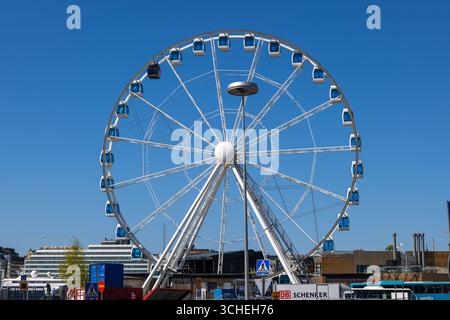 Helsinki, Finlande - 16 mai 2025 : SkyWheel Helsinki, grande roue de 40 mètres (131 pieds) de haut avec l'une de ses cabines de gondole étant le SkySauna, le Worl Banque D'Images