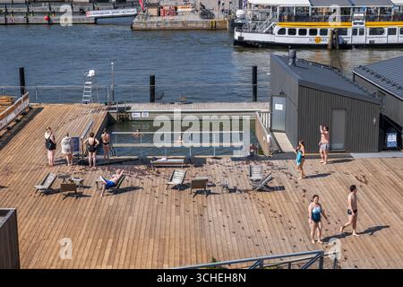 Helsinki, Finlande - 16 mai 2025 : les gens à la piscine Allas, située à côté de la place du marché. Banque D'Images