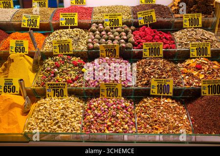 Turquie : une variété d'infusions de thé à vendre dans le Bazar aux épices (Misir Carsisi ou Bazar égyptien), quartier d'Eminonu, district de Fateh, Istanbul. Le Bazar égyptien a été conçu par Koca Kasim Aga et construit en 1664. Il fait partie du complexe Yeni Camii ou Nouvelle mosquée. Banque D'Images
