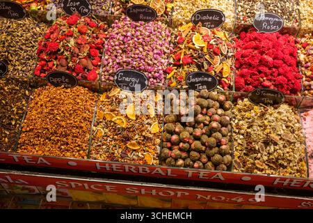 Turquie : une variété d'infusions de thé à vendre dans le Bazar aux épices (Misir Carsisi ou Bazar égyptien), quartier d'Eminonu, district de Fateh, Istanbul. Le Bazar égyptien a été conçu par Koca Kasim Aga et construit en 1664. Il fait partie du complexe Yeni Camii ou Nouvelle mosquée. Banque D'Images