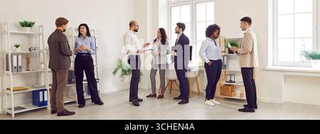 Bureau équipe multiethnique de collègues d'affaires debout en groupes dans l'espace de co-working Banque D'Images