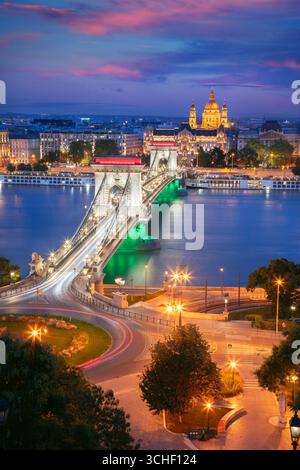 Budapest, Hongrie. Image de paysage urbain aérien de Budapest, capitale de la Hongrie, avec le pont des chaînes Szechenyi à l'heure bleue crépusculaire. Banque D'Images