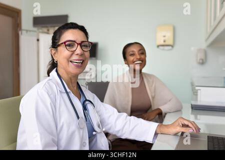 Thérapeute heureuse et patiente africaine, souriante, regardant la caméra Banque D'Images