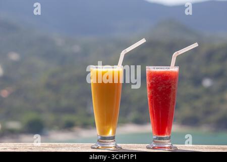 Deux milkshake bio frais de mangue et de pastèque dans un restaurant thaïlandais sur la plage près de la mer dans l'île de Koh Phangan, Thaïlande. Gros plan. Rafraîchissement de tropi Banque D'Images
