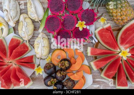 Assortiment de fruits tropicaux, Close up, vue du dessus. Beaucoup de fruits mûrs en couleur arrière-plan. Durian, papaye, pastèque, banane, mangoustan, ananas et pi Banque D'Images