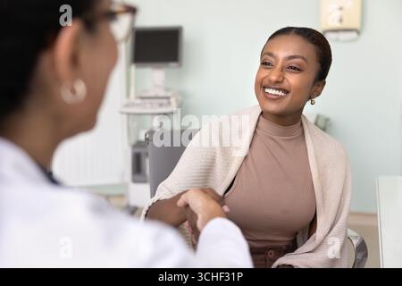 Patiente africaine serrant la main d'un thérapeute ou d'un cardiologue Banque D'Images