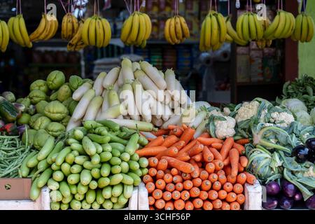 Légumes frais exposés au marché de fermiers en plein air à Little India, marché de rue, Singapour, en gros plan Banque D'Images