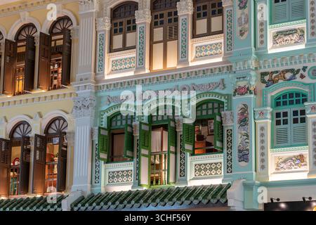Détails architecturaux de la façade colorée du bâtiment à Singapour. Vieilles maisons de ville coloniales britanniques Banque D'Images