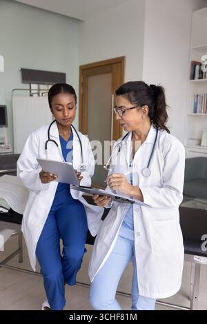 Deux professionnels de santé travaillant ensemble en cabinet clinique Banque D'Images