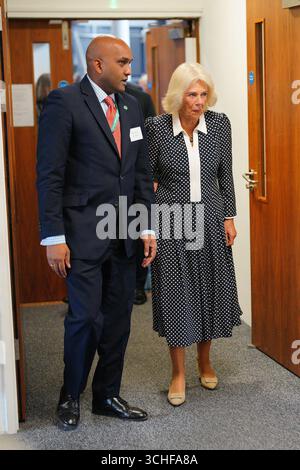La reine Camilla reçoit une visite guidée par le directeur général de ShelterBox, Sanj Srikanthan, lors d’une visite au siège de l’organisme caritatif pour rencontrer le personnel et les bénévoles pour marquer son vingt-cinquième anniversaire. Le lien de la reine avec ShelterBox remonte à 2006, lorsque la duchesse de Cornouailles de l'époque a été présentée à l'organisme de bienfaisance lors d'une visite officielle au Pakistan, devenant plus tard présidente en 2007 et patronne en mai 2021. Date de la photo : mardi 2 septembre 2025. Banque D'Images