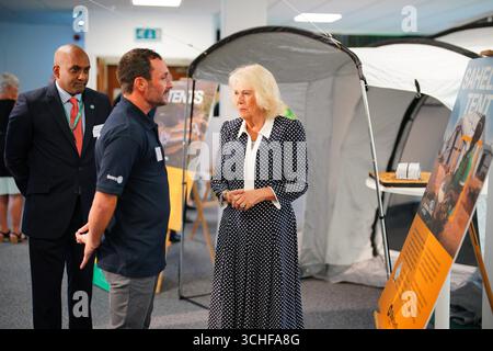 La reine Camilla reçoit une visite guidée par le directeur général de ShelterBox, Sanj Srikanthan (à gauche), lors d’une visite au siège de l’association caritative pour rencontrer le personnel et les bénévoles pour marquer son vingt-cinquième anniversaire. Le lien de la reine avec ShelterBox remonte à 2006, lorsque la duchesse de Cornouailles de l'époque a été présentée à l'organisme de bienfaisance lors d'une visite officielle au Pakistan, devenant plus tard présidente en 2007 et patronne en mai 2021. Date de la photo : mardi 2 septembre 2025. Banque D'Images