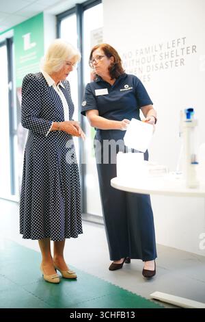La reine Camilla lors de sa visite au siège de l’organisme caritatif ShelterBox pour rencontrer le personnel et les bénévoles afin de souligner son vingt-cinquième anniversaire. Le lien de la reine avec ShelterBox remonte à 2006, lorsque la duchesse de Cornouailles de l'époque a été présentée à l'organisme de bienfaisance lors d'une visite officielle au Pakistan, devenant plus tard présidente en 2007 et patronne en mai 2021. Date de la photo : mardi 2 septembre 2025. Banque D'Images