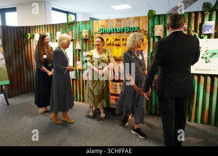 La reine Camilla salue le personnel et les bénévoles lors de sa visite au siège de l’organisme caritatif ShelterBox pour marquer son vingt-cinquième anniversaire. Le lien de la reine avec ShelterBox remonte à 2006, lorsque la duchesse de Cornouailles de l'époque a été présentée à l'organisme de bienfaisance lors d'une visite officielle au Pakistan, devenant plus tard présidente en 2007 et patronne en mai 2021. Date de la photo : mardi 2 septembre 2025. Banque D'Images