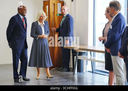 La reine Camilla reçoit une visite guidée par le directeur général de ShelterBox, Sanj Srikanthan, lors d’une visite au siège de l’organisme caritatif pour rencontrer le personnel et les bénévoles pour marquer son vingt-cinquième anniversaire. Le lien de la reine avec ShelterBox remonte à 2006, lorsque la duchesse de Cornouailles de l'époque a été présentée à l'organisme de bienfaisance lors d'une visite officielle au Pakistan, devenant plus tard présidente en 2007 et patronne en mai 2021. Date de la photo : mardi 2 septembre 2025. Banque D'Images