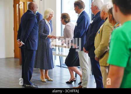 La reine Camilla salue le personnel et les bénévoles lors de sa visite au siège de l’organisme caritatif ShelterBox pour marquer son vingt-cinquième anniversaire. Le lien de la reine avec ShelterBox remonte à 2006, lorsque la duchesse de Cornouailles de l'époque a été présentée à l'organisme de bienfaisance lors d'une visite officielle au Pakistan, devenant plus tard présidente en 2007 et patronne en mai 2021. Date de la photo : mardi 2 septembre 2025. Banque D'Images