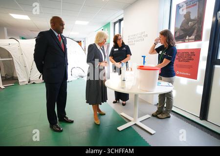 La reine Camilla salue le personnel et les bénévoles lors de sa visite au siège de l’organisme caritatif ShelterBox pour marquer son vingt-cinquième anniversaire. Le lien de la reine avec ShelterBox remonte à 2006, lorsque la duchesse de Cornouailles de l'époque a été présentée à l'organisme de bienfaisance lors d'une visite officielle au Pakistan, devenant plus tard présidente en 2007 et patronne en mai 2021. Date de la photo : mardi 2 septembre 2025. Banque D'Images