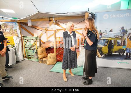La reine Camilla lors de sa visite au siège de l’organisme caritatif ShelterBox pour rencontrer le personnel et les bénévoles afin de souligner son vingt-cinquième anniversaire. Le lien de la reine avec ShelterBox remonte à 2006, lorsque la duchesse de Cornouailles de l'époque a été présentée à l'organisme de bienfaisance lors d'une visite officielle au Pakistan, devenant plus tard présidente en 2007 et patronne en mai 2021. Date de la photo : mardi 2 septembre 2025. Banque D'Images