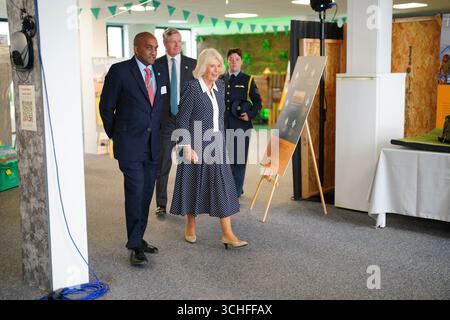 La reine Camilla reçoit une visite guidée par le directeur général de ShelterBox, Sanj Srikanthan, lors d’une visite au siège de l’organisme caritatif pour rencontrer le personnel et les bénévoles pour marquer son vingt-cinquième anniversaire. Le lien de la reine avec ShelterBox remonte à 2006, lorsque la duchesse de Cornouailles de l'époque a été présentée à l'organisme de bienfaisance lors d'une visite officielle au Pakistan, devenant plus tard présidente en 2007 et patronne en mai 2021. Date de la photo : mardi 2 septembre 2025. Banque D'Images