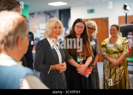La reine Camilla parle aux membres du club de lecture ShelterBox, lors de sa visite au siège de l’organisme de bienfaisance pour rencontrer le personnel et les bénévoles et souligner son vingt-cinquième anniversaire. Le lien de la reine avec ShelterBox remonte à 2006, lorsque la duchesse de Cornouailles de l'époque a été présentée à l'organisme de bienfaisance lors d'une visite officielle au Pakistan, devenant plus tard présidente en 2007 et patronne en mai 2021. Date de la photo : mardi 2 septembre 2025. Banque D'Images