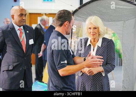 La reine Camilla salue le personnel et les bénévoles lors de sa visite au siège de l’organisme caritatif ShelterBox pour marquer son vingt-cinquième anniversaire. Le lien de la reine avec ShelterBox remonte à 2006, lorsque la duchesse de Cornouailles de l'époque a été présentée à l'organisme de bienfaisance lors d'une visite officielle au Pakistan, devenant plus tard présidente en 2007 et patronne en mai 2021. Date de la photo : mardi 2 septembre 2025. Banque D'Images