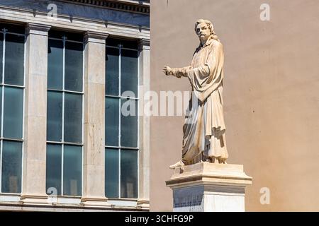 Athènes, Grèce. Statue en marbre de Rigas Feraios, érigée en 1871 par Ioannis Kossos, debout devant la Propylée de l'Université d'Athènes comme un nati Banque D'Images