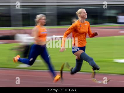 AMSTERDAM - les athlètes Zara Temmink et Fleur Jong lors de la séance d'entraînement ouverte au stade Olympique en vue des Championnats du monde de para-athlétisme à New Delhi. PONCEUSE ANP KONING Banque D'Images
