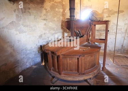 Moulin à vent hollandais traditionnel sur le canal Aelbrechtskolk, Korenmolen de Distilleerketel, construit en 1727 pour moudre le maïs et le malt pour les distilleries locales. Banque D'Images