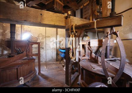 Moulin à vent hollandais traditionnel sur le canal Aelbrechtskolk, Korenmolen de Distilleerketel, construit en 1727 pour moudre le maïs et le malt pour les distilleries locales. Banque D'Images